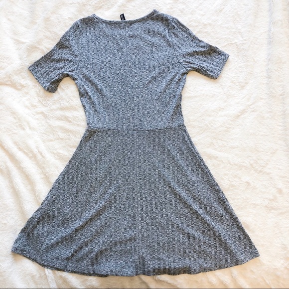 🌹H&M  Gray Keyhole Skater Dress - Picture 2 of 3